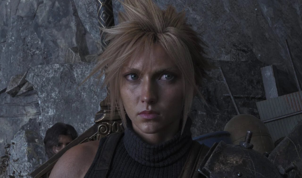 Primer plano de Cloud Strife con un rostro de apariencia realista y el cabello rubio en punta