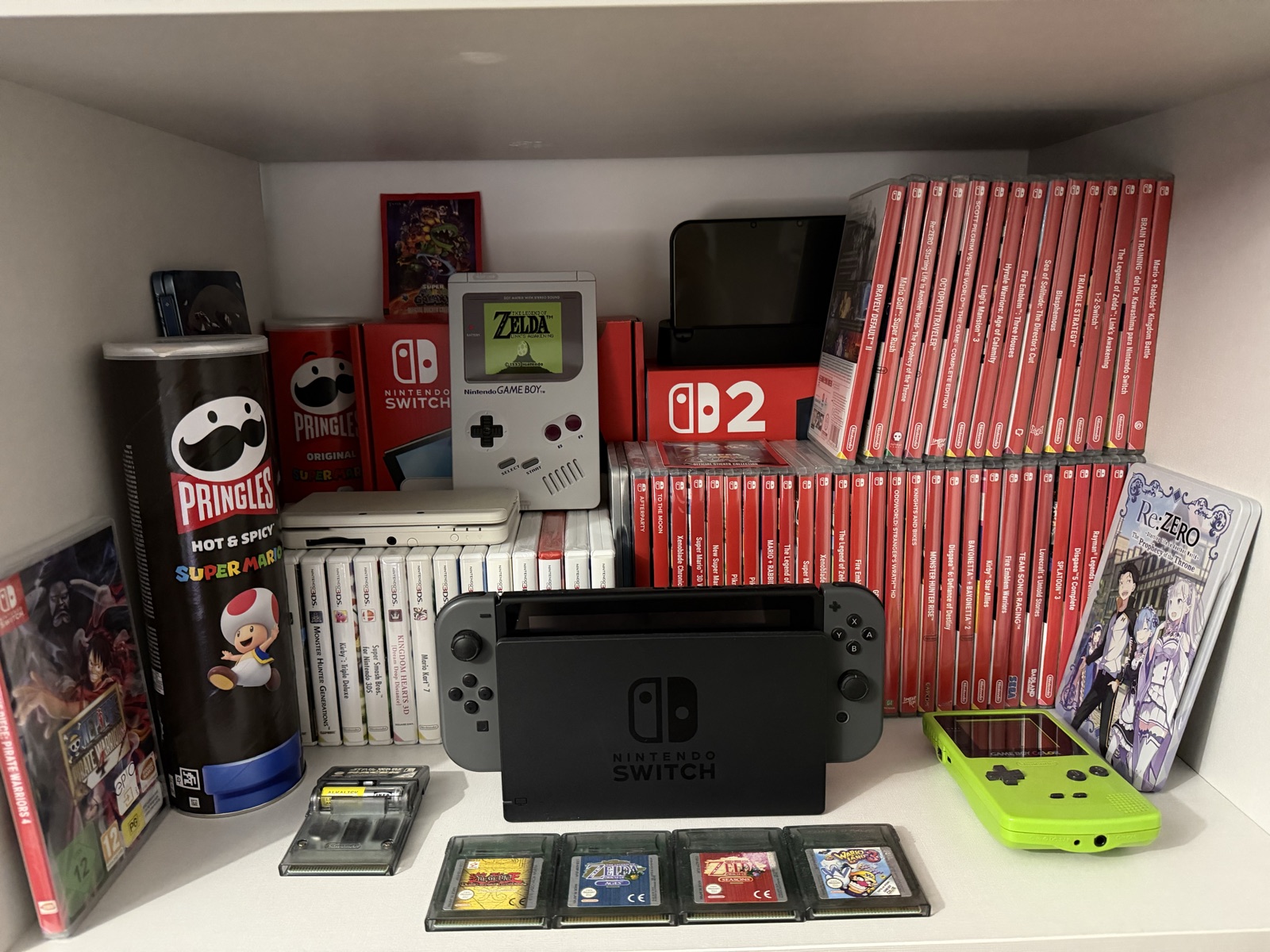 Colección de juegos y consolas de Nintendo con cartuchos de Game Boy, Nintendo Switch y juegos físicos